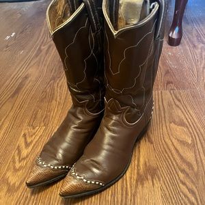 Vintage Tony Lama Brown Boots 🤠